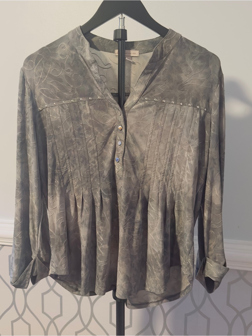 db established 1962 Women's Gray Pintuck V-Neck Blouse Top Rollup Tab Sleeves L